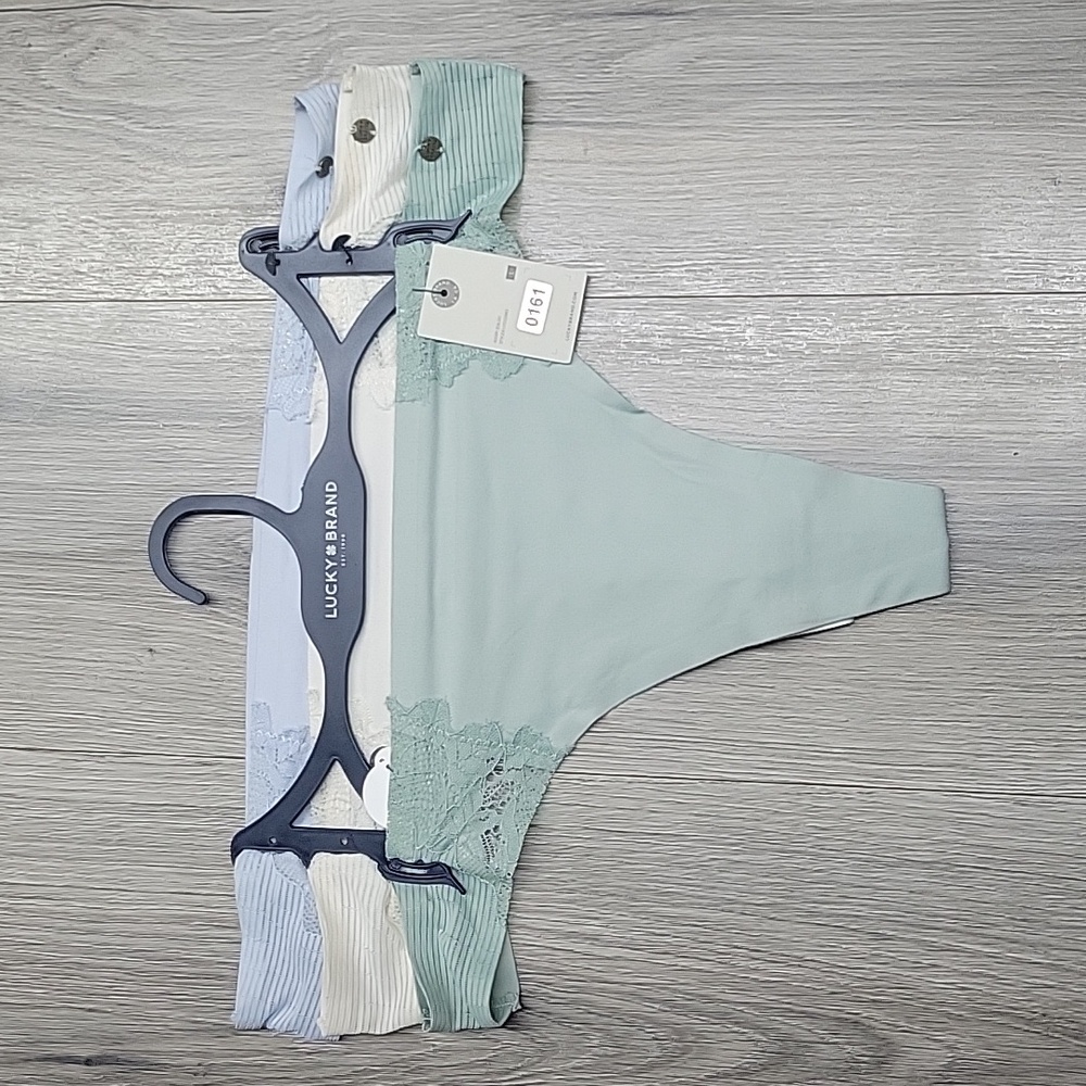 LUCKY BRAND THONGS.